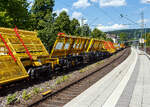 Der Weichentransportwagen WTW 849 der DB Bahnbau Gruppe GmbH, UIC 87 80 4749 302-7 D-DBBBG Sklps am 15 Juli 2026 im Zugverband bei der Zugdurchfahrt im Bahnhof Kirchen (Sieg).