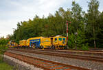Im Einsatz am Gleis 4 im Bahnhof Herdorf am Abend des 11.06.2021: Die Plasser & Theurer Universalstopfmaschine UNIMAT 09-475/4S (Kombinierte Gleis- und Weichenstopfmaschine), Schweres Nebenfahrzeug