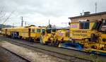 Schotterreinigungsmaschine und Gleisstopfmaschine Plasser & Theurer in Ulm am 16.04.2009.
