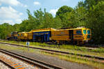 Am 11.06.2021 abgestellt auf dem Gleis 4 im Bahnhof Herdorf: Die Plasser & Theurer Universalstopfmaschine UNIMAT 09-475/4S (Kombinierte Gleis- und Weichenstopfmaschine), Schweres Nebenfahrzeug Nr.