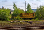 Der zweiachsige Tunnelarbeitswagen 732 der DB Netz AG, 40 80 955 0 315-2 D-DB ist am 24.04.2011 beim Stellwerk Siegen (Sf) abgestellt, aufgenommen aus einem Zug.