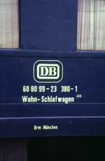 Bauzugwagen Wohn-Schlafwagen 428 Bauart Hecht mit Schwanenhalsdrehgestellen in Prien 1980.