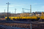 Vierachsiger Drehgestell-Flachwagen mit klappbaren Seitenborden und Drehrungen, 80 80 3948 002-1 D-HGUI, der Gattung Res (ein Schutzwagen zu einem Gleisbauschienenkran), der Hering Bahnbau GmbH (Burbach), abgestellt am 25 Dezember 2024 in Scheuerfeld/Sieg.

TECHNISCHE DATEN:
Spurweite: 1.435 mm
Länge über Puffer: 19.900 mm
Drehzapfenabstand: 14.860 mm
Achsabstand im Drehgestell: 1.800 mm
Ladebreite: 2.640 mm
Länge der Ladefläche: 18.660 mm
Ladefläche: 50,5 m²
Höchstgeschwindigkeit: beladen 100 km/h / leer 120 km/h
Eigengewicht: 22.390 kg
Maximale Ladegewicht: 57,6 t (ab Streckenklasse C)
Kleinster bef. Gleisbogenradius: 75 m
Bremse: KE-GP