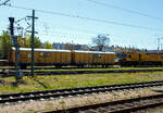 Die beiden Begleitwagen zur LORAM Schienenschleifmaschine RGI 60 (DB BR 786.0), 99 80 9427 007-6 D-DBMP / HSM 801 /  Eagle One  der DB InfraGO AG (ex DB Netz AG) stehen auch am 21 April 2026 beim