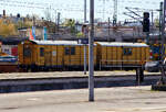 Die beiden Begleitwagen zur LORAM Schienenschleifmaschine RGI 60 (DB BR 786.0), 99 80 9427 007-6 D-DBMP / HSM 801 /  Eagle One  der DB InfraGO AG (ex DB Netz AG) stehen auch am 21 April 2026 beim
