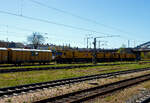 Die LORAM Schienenschleifmaschine RGI 60 (DB BR 786.0), 99 80 9427 007-6 D-DBMP / HSM 801 /  Eagle One  der DB InfraGO AG (ex DB Netz AG) steht am 21 April 2026 beim Hauptbahnhof Lübeck.
