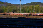 Vierachsiger Drehgestellflachwagen (Schwellentransportwagen) mit Stirnwandrungen und Ladeger�st, 82 80 4713 083-2 D-DB, der Gattung Slnps 468, der DB Cargo Deutschland AG abgestellt am 23 April 2026
