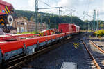 Als vierter Wagen eingereiht in den Leipziger Kranzug der DB InfraGO Netz Notfalltechnik der Kranauslegerschutzwagen f�r KRC 1200 (BR 785.0) - 99 80 9 370 075-0 D-DBMP (785 003), m 14 Oktober 2026 in Betzdorf/Sieg. Auf diesem Wagen st�tz sich Kransei ...