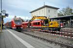 633 043 RS 75 und 633 038 RS 7 und im Durchgangsgleis die Baustelle mit Zweiwegebagger Liebherr 922 Rail von Firma Willke in Illertissen am 29.10.2023.