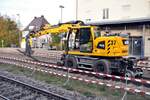 Zweiwegebagger Liebherr 922 Rail von Fa.Willke bricht in der Baustelle in Illertissen die Gleisstücke heraus am 29.10.2023.