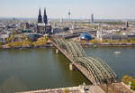 
Blick von der Aussichtsplattform der KölnTriangle Panorama in Köln-Deutz auf den Dom, Hauptbahnhof und die Hohenzollernbrücke am 21.04.2019.
Bedingt durch Bauarbeiten auf der Hohenzollernbrücke gab es auch wenig Zugverkehr über diese.
