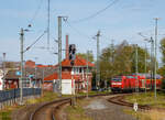 Blick vom Bahnhof auf das Stellwerk Norden Fahrdienstleiter (Nf) am 01.05.2022, während rechts die 146 102-9 mit dem RE 1 nach Hannover den Bahnhof erreicht.