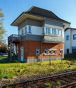Das ehemalige Stellwerk L�beck-Travem�nde Hafen (Trb), ein ehem. Fahrdienstleiter Stellwerk der Bauform J�del, am 21 April 2026. Von 1915 bis zum 16.11.2003 war es im Betrieb und wurde zur�ckgebaut. Hier zweigte bis 1974 die 4,8 km lange Strecke nach Niendorf (Ostsee) ab. 
