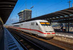 Der ICE 1 – Tz 120 „L�neburg“, gef�hrt von dem Triebkopf 401 019-5 (93 80 5401 019-5 D-DB) und hier am Zugschluss 401 520-2 (93 80 5401 520-2D-DB) verl�sst am 11 Juni 2022 den