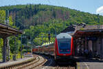 Der RE 9 - Rhein-Sieg-Express (RSX) Aachen – Köln – Siegen am 02.06.2022 beim Halt im Bahnhof Betzdorf (Sieg).