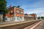 Das sehr schöne Empfangsgebäude vom Bahnhof Bützow am 16.05.2022 von der Gleisseite.
