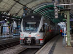 Der vierteilige Stadler KISS - IC2 4109 der Baureihe 4110 (ex Westbahn) der DB Fernverkehr AG am 08.12.2022 beim Halt im Hauptbahnhof Dresden auf Gleis 3 in der Südhalle.