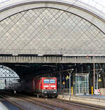 Die 143 828-2 (91 80 6143 828-2 D-DB) der DB Regio AG Südost mit drei Doppelstock-Wagen verlässt am 08 Dezember 2022 als S 2 (Dresden Flughafen - Pirna) der S-Bahn Dresden den Hauptbahnhof
