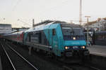 Die 245 214-2 der NOB stande mit DB Schleswig-Holtein Express Wagen auf Gleis 8 zum Einsteigen nach Westerland (Sylt) am 03.12.2016 im Kopfbahnhof Hamburg Altona bereit.