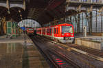 Als S31 nach Harburg Rathaus stehen 474 093 und 098 am 04.01.18 in Hamburg-Dammtor.