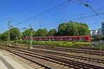 474 057 der S-Bahn Hamburg kam am 06.08.2020 als Leerfahrt durch den Hamburger Hauptbahnhof und befindet sich hier gerade am Abzweig des City-S-Bahn-Tunnels von der oberirdischen Verbindungsbahn.