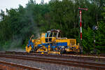 Im Einsatz am Gleis 4 im Bahnhof Herdorf am Abend des 11.06.2021: Die Plasser & Theurer Schotterverteil- und Planiermaschine SSP 110 SW, Schweres Nebenfahrzeug Nr.