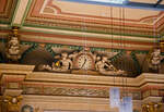 Die Uhr (wohl aus der Entstehungszeit) im imposanten und prunkvollen (ehemalige) Königssaal in der Mitte des Empfangsgebäudes vom Hbf Hof am 17.04.2023.