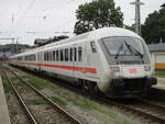 Fünf Wagen IC Hamburg-Binz,am 22.August 2024,mit der 101 083 als Zuglok,beim Halt in Bergen/Rügen.