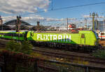 Die an die IGE - Internationale Gesellschaft für Eisenbahnverkehr für FlixTrain vermietete Siemens Vectron AC 193 604-6 / X4 E – 604 (91 80 6193 604-6 D-DISPO) der MRCE Dispolok GmbH