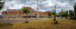 Ein Panoramabild vom Bahnhofsvorplatz auf die 298 m lange Fassade des Empfangsgeb�udes vom Hauptbahnhof Leipzig am 11 Juni 2022. Links die Westhalle und hinten rechts die Osthalle. Davor die Stra�enbahnhaltestelle und rechts einer der Zug�nge zum Hauptbahnhof (tief), wo die meisten Linien der S-Bahn Mitteldeutschland abfahren und den City-Tunnel Leipzig (vom Bayerischer Bahnhof zum Nordkopf) befahren. Bei der Stra�enbahnhaltestelle befinden sich auch noch Abg�nge Hauptbahnhof (tief).

Leipzig Hauptbahnhof ist der zentrale Personenbahnhof in Leipzig und steht mit t�glich rund 120.000 Reisenden und Besuchern auf Platz 13 der meistfrequentierten Fernbahnh�fe der Deutschen Bahn. Der Eisenbahnknoten und Kopfbahnhof mit 23 Bahnsteiggleisen, von denen 22 im Reiseverkehr genutzt werden, geh�rt zu den 21 Bahnh�fen der h�chsten Preisklasse von DB Station&Service. Er ist mit einer �berdachten Grundfl�che von 83.640 Quadratmetern der fl�chenm��ig gr��te Kopfbahnhof Europas. Die Fassade des Empfangsgeb�udes zur Innenstadt ist 298 Meter breit.

Bez�glich der Anzahl der Bahnsteiggleise wird er nach R�ckbauten seit 1996 in Europa vom Frankfurter, M�nchner und Z�rcher Hauptbahnhof sowie dem Pariser Ost- und Nordbahnhof �bertroffen.

Der Hauptbahnhof Leipzig ist im Ballungsraum Leipzig-Halle zentraler Schienenpersonennahverkehrs-Knotenpunkt der S-Bahn Mitteldeutschland. Fast alle ihrer Z�ge verkehren durch den im Dezember 2013 in Betrieb genommenen City-Tunnel und halten an den Tunnelbahnsteiggleisen 1 und 2.

Im European Railwaystation Index 2021 der Verbraucherorganisation Consumer Choice Center belegte der Bahnhof den Platz als bester Bahnhof Europas, vor dem Hauptbahnhof Wien und London St. Pancras.
 
Umbau nach 1990
Der Hauptbahnhof Leipzig wurde, neben dem K�lner Hauptbahnhof, 1994 f�r ein Modellprojekt zur Umgestaltung und kommerziellen Mehrfachnutzung stark frequentierter Bahnh�fe ausgew�hlt.

Die Reiseverkehrsanlagen wurden in der zweiten H�lfte der 1990er Jahre umfassend erneuert. Dabei wurden der Bereich des Querbahnsteigs, die Eckgeb�ude Ost und West vollst�ndig entkernt und in diesem Bereich ein Einkaufszentrum mit zwei zus�tzlichen Geschossen unterhalb des Querbahnsteigs eingerichtet. Das Einkaufszentrum erhielt den Namen PROMENADEN Hauptbahnhof Leipzig. Im Bereich des Eckgeb�udes West wurden zudem Vorarbeiten f�r den sp�ter errichteten Citytunnel durchgef�hrt. Heute beherbergt das Empfangsgeb�ude ca. 20 000 m� vermietete Fl�che mit 140 Gesch�ften. 

Auf der Fl�che der ehemaligen Gleise 25 und 26 sowie unterhalb vom Gleis 24 wurde ein Parkhaus mit 600 Pkw-Stellpl�tzen angelegt. Die urspr�nglichen Pl�ne f�r ein mehrst�ckiges Parkhaus auf jenen Gleisanlagen f�hrten zu wochenlangen Protesten der Bev�lkerung und von Denkmalsch�tzern. Die verwirklichte, fast ebenerdige Parkdeckvariante beruht auf einem Kompromiss. Insgesamt flossen in die Modernisierung und den Umbau des Bahnhofs etwa 250 Millionen Euro. Insgesamt gingen durch den Umbau innerhalb der Bahnsteighalle 7 Bahnsteiggleise verloren, 5 auf der Westseite und 2 auf der Ostseite.

Als optische Trennung zwischen den Bahnanlagen und den PKW-Stellpl�tzen werden auf Gleis 24 historische Schienenfahrzeuge ausgestellt. Zu sehen sind dort eine Dampflokomotive der Baureihe 52, ein Schnellverbrennungstriebwagen der Bauart Hamburg sowie jeweils eine elektrische Lokomotive der Baureihen E 04, E 44 und E 94.

Das umgebaute Empfangsgeb�ude wurde am 12. November 1997 offiziell er�ffnet.
