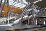   Der Lbecker Hauptbahnhof ist ein Reiterbahnhof, dessen Personensteg ber insgesamt zehn Gleise mit vier Bahnsteigen fhrt.