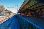 Nicht sehr einladend, der Bahnhof Lübeck-Travemünde Hafen (Hafenbahnhof) am 21 April 2026 in Blickrichtung Strand.
