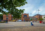 Das sehr schöne und  repräsentative Empfangsgebäude vom Hauptbahnhof Schwerin am 16.05.2022 von der Straßenseite.