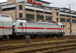 Die 147 576 (91 80 6147 576-3 D-DB – IC 4903) der DB Fernverkehr AG ist am 19.12.2021 mit dem IC2 – 4903 im Hauptbahnhof Siegen abgestellt.