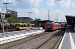 DB/VBK: Bahnhofsidylle Pforzheim Hbf mit S-Bahnen und einem IRE vom 28. April 2017.
Foto: Walter Ruetsch 