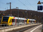 Zwei gekuppelte Dieseltriebzüge vom Typ Alstom Coradia LINT 41 der neuen Generation / neue Kopfform, der HLB (Hessische Landesbahn GmbH), haben am 11.04.2022, als RB 95  Sieg-Dill-Bahn 