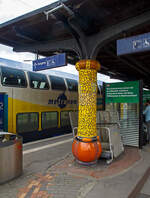 Bahnhofs-Impression im Hundertwasser-Bahnhof am 14.05.2022, hier eine Säule am Bahnsteig (Gleis 102 / 103).
