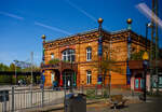 Der Hundertwasser-Bahnhof Uelzen und das Empfangsgeb�ude am 23 April 2026 aus einem ICE heraus.