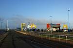 Blick vom Hochwasserschutztor auf den Bahnhof Dagebüll Mole und den Fähranleger der W.D.R inklusive der Fähre  Nordfriesland .