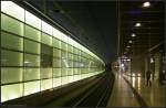 Der Regionalbahnhof Berlin Potsdamer Platz mit seinem eigenwilligen Design. Die W�nde sind komplett von innen beleuchtet und an den Verkleidungen der Fahrtreppen sind auf Fu�bodenh�he Strahler angebracht (Berlin Potsdamer Platz 05.05.2010)