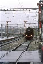 Nach der bernahme der 52 7596 von der BB konnte man nur auf Gleisen der HzL fahren und hier fr einen Ausflug auf der MThB. So war im DB-Bahnhof Konstanz trotz Dampfverbots die ohrenlose 52 unterwegs. Die Reise ging auf der Stammstrecke der MThB von Konstanz nach Wil und zurck. Etwa April 1978 in Konstanz aufgenommen. Ein Blick in die Umgebung zeigt, dass in Konstanz noch umfangreichere Gleisanlagen vorhanden waren.