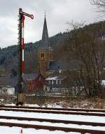 Einflgeliges Form-Hauptsignal (hier auf Hp 0 „Halt!“) als Ausfahrtsignal  (in Richtung Betzdorf) am Gleis 1 vom Bahnhof Herdorf (09.02.2013).