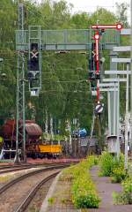   Die Zeiten der Formsignale in Kreuztal gehören wohl bald der Vergangenheit an, die ersten neuen Lichtsignale, wie hier die Signalbrücke (mit Signal 25 ZR 1 und 25 ZR 2) stehen bereits am 30.05.2014.