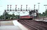 612 (Eierkopf) fährt unter der Formsignalbrücke durch, nach Bad Harzburg ein, am 22.05.1982.