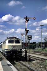 218 357-2 in Illertissen; noch stehen die Formsignale in der Bahnhofsausfahrt nach Ulm,  am 20.07.2002.