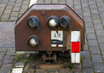 Nun zeigt das Schutzsignal - Signal Sh 1 „Fahrverbot aufgehoben.“ - an einem niedrigstehenden Lichtsperrsignal (Schotterzwerg), beim Bahnhof Scheuerfeld (Sieg), Gleis 411 (Fahrtrichtung