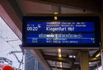 Die Anzeigentafel am Bahnsteig 10 im Hauptbahnhof Frankfurt am Main an 10.09.2022.

Sie zeigt den EC 113 „Blauer Enzian“ (Frankfurt am Main - München - Salzburg - Klagenfurt, mit Kurswagen nach Zagreb). Die Anzeige ist nicht ganz richtig, da im Sandwich gefahren wird, fehlt die zweite Lok.
