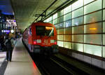 Die 182 021-6 (91 80 6182 021-6 D-DB) schiebt am 22 September 2026 nun den Flughafen-Express FEX vom unterirdischen Bahnhof Berlin Potsdamer Platz weiter zum Flughafen BER. Hier im unterirdischen Bahnhof sind als Oberleitung Deckenstromschienen DSS S ...