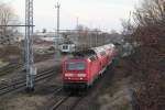 143 952-0 mit S2 Warnemnde-Gstrow,recht´s steht ES 64 U2-102 mit Holzzug von Rostock-Bramow nach Stendal-Niedergrne im Hintergrund kam dann schon die nchste S-Bahn.19.02.2012