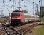 120 150-8 mit IC 1961 von Hamburg-Altona nach Stralsund Hbf bei der Einfahrt im Rostocker Hbf.25.05.2012